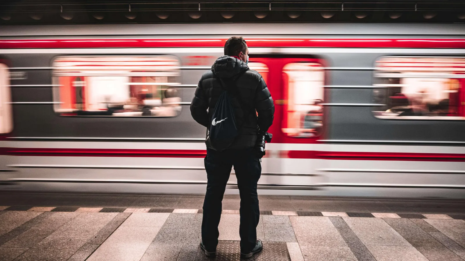 مترو الخط د في براغ فرص اقتصادية وتحديات مستقبلية 🚇