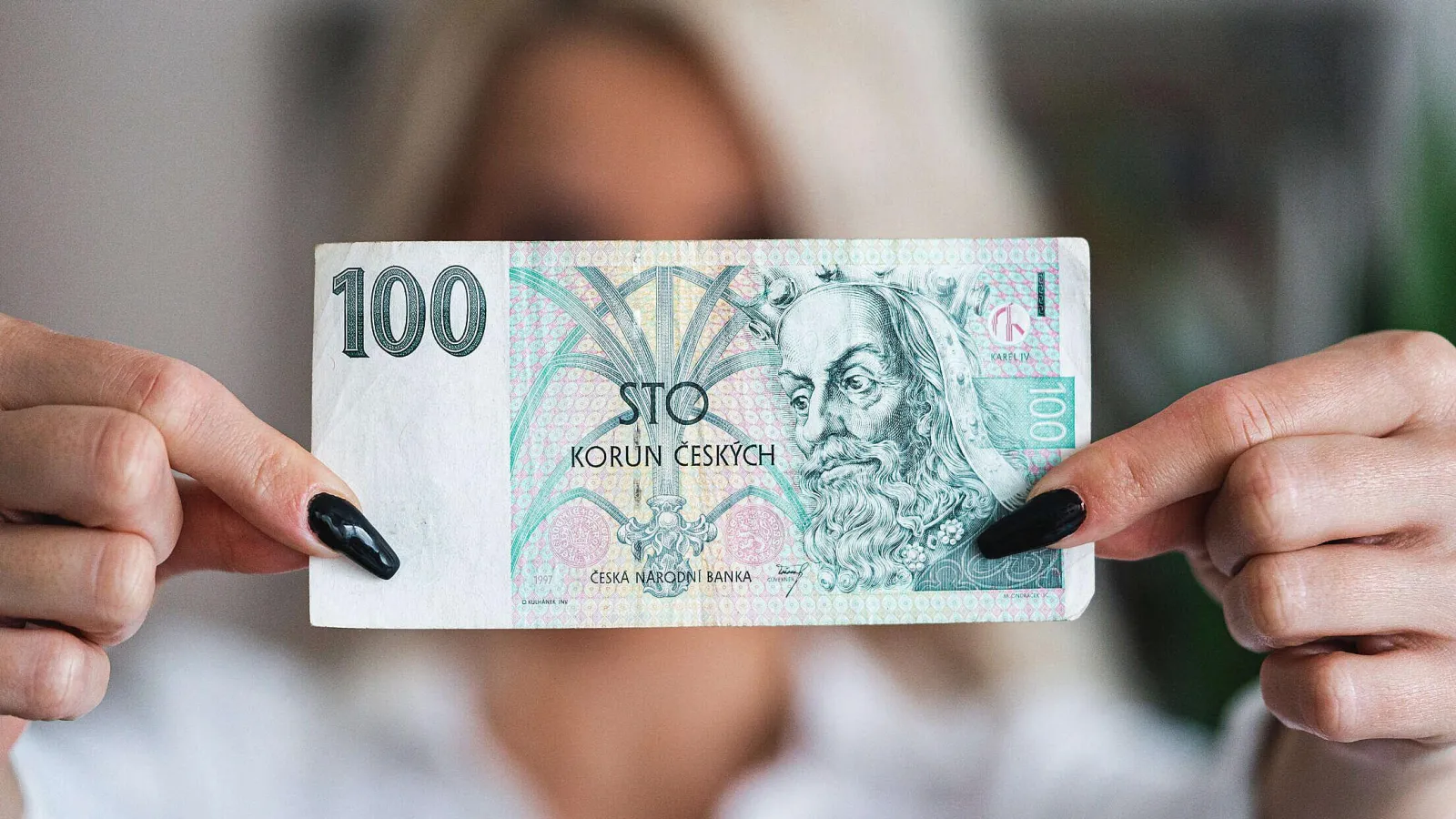 أوراق نقدية من الكرونة التشيكية ضمن دليل العملة والدفع في التشيك