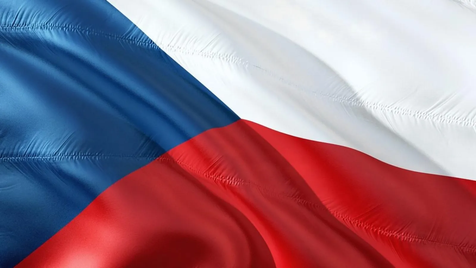 علم التشيك ضمن دليل يشرح الفرق بين Czechia وCzech Republic وأسماء الدولة بالعربية