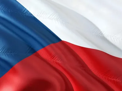 علم التشيك ضمن دليل يشرح الفرق بين Czechia وCzech Republic وأسماء الدولة بالعربية